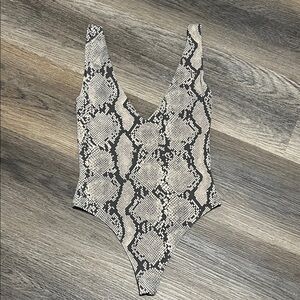 (25) Aritzia Babaton Bodysuit